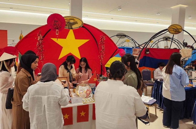 Students Showcase Traditional Ao Dai and Vietnamese Coffee at Kuwait University
