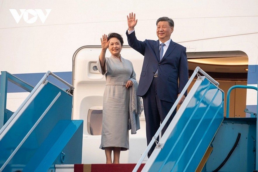 Chinese Party General Secretary and President Xi Jinping waving their hands at Noi Bai International Airport on December 13 before flying home.