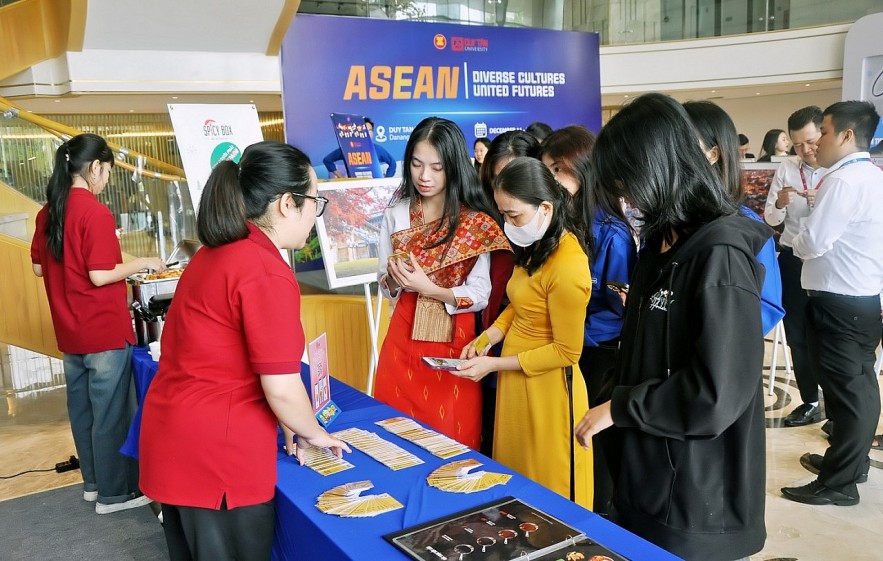 Da Nang Students Experience Korean Cultural and Art Activities