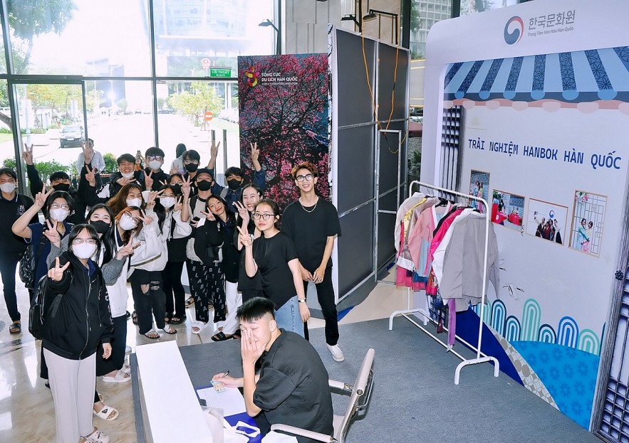 Da Nang Students Experience Korean Cultural and Art Activities