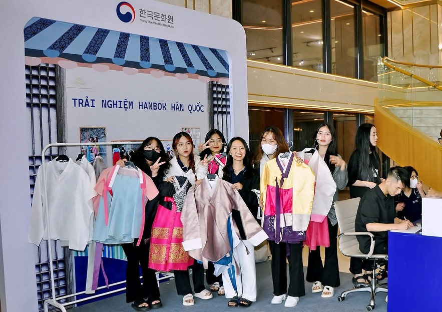 Da Nang Students Experience Korean Cultural and Art Activities
