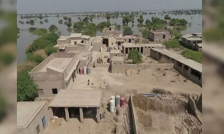 Houses and other structures of lakhs of people were destroyed due to floods in Sindh province (Photo: Reuters)