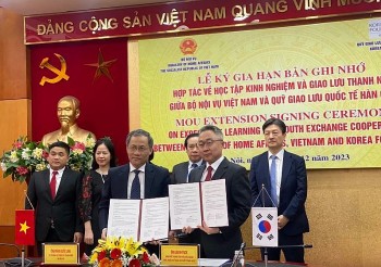 Vietnam, RoK Sign MoU Extension on Youth Exchange Cooperation