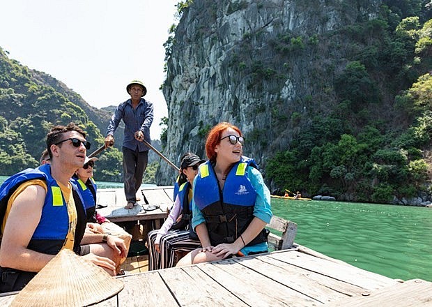 Foreign visitors in Ha Long Bay (Photo: VNA)