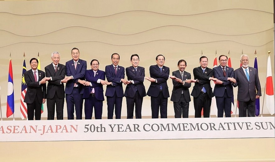 Vietnamese Prime Minister Pham Minh Chinh (fourth from left) and other leaders of ASEAN and Japan pose for a family photo at the opening ceremony of the ASEAN-Japan summit in Tokyo on December 17. (Photo: VNA)