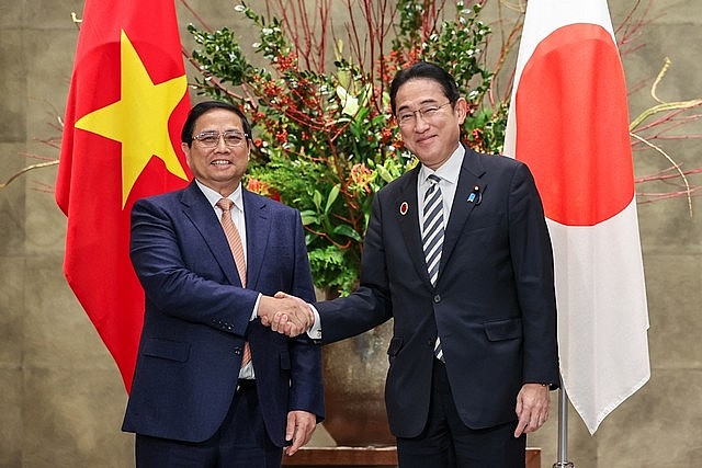 Prime Minister Pham Minh Chinh (L) holds talks with his Japanese counterpart Kishida Fumio in Tokyo, Japan, December 16, 2023 - Photo: VGP