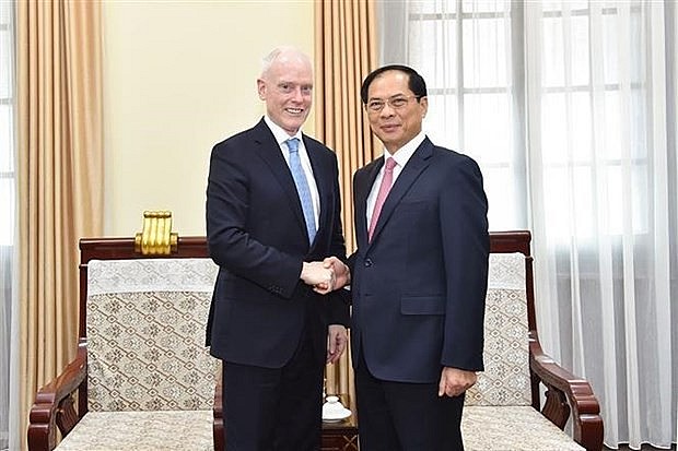 Minister of Foreign Affairs Bui Thanh Son (R) and visiting Canadian Deputy Minister of Foreign Affairs David Morrison. (Photo: VNA)
