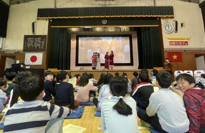 a song marking vietnam japan close friendship sang in tokyo