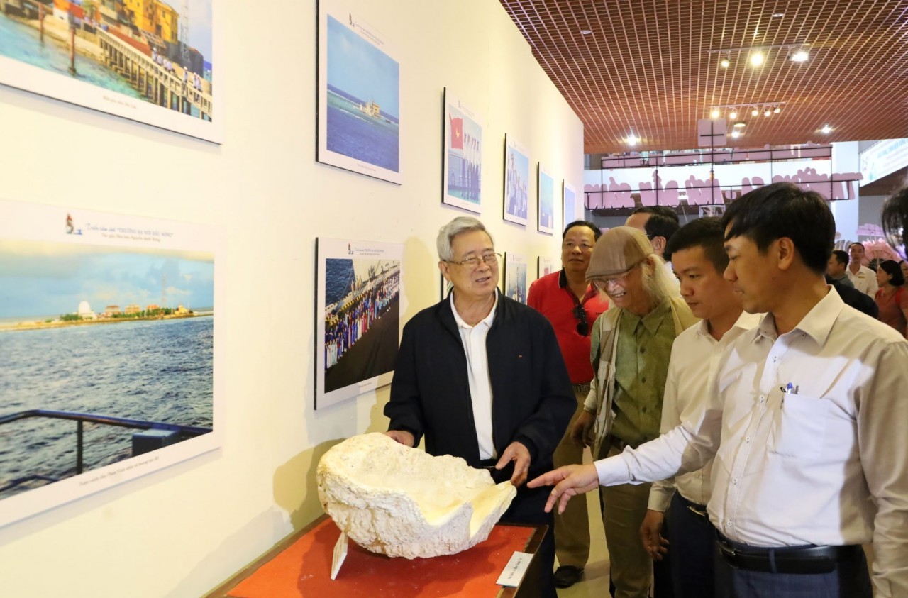 Dak Lak Exhibits Photos, Films, Models of Truong Sa Archipelago
