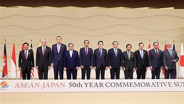 Japanese PM Kishida Fumio and heads of ASEAN delegations to Commemorative Summit for the 50th Year of ASEAN-Japan Friendship and Cooperation (Photo: VNA)