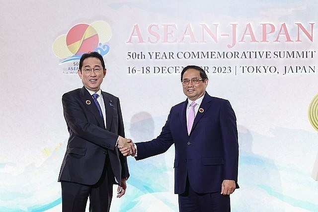 Japanese Prime Minister Kishida Fumio welcomed Prime Minister Pham Minh Chinh to attend the summit commemorating 50 years of ASEAN-Japan relations. Photo: VGP.
