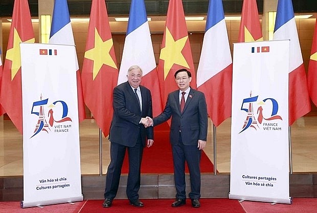 NA Chairman Vuong Dinh Hue (R) and President of the French Senate Gerard Larcher at a ceremony marking the 50th anniversary of bilateral diplomatic ties. (Photo: VNA)