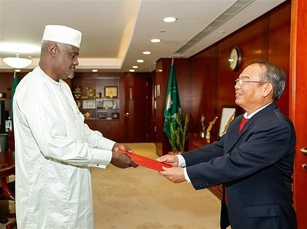 Vietnamese Ambassador to Ethiopia Nguyen Nam Tien (right) presents his letter of credentials to chairperson of the African Union Commission Moussa Faki Mahamat. (Photo: VNA)