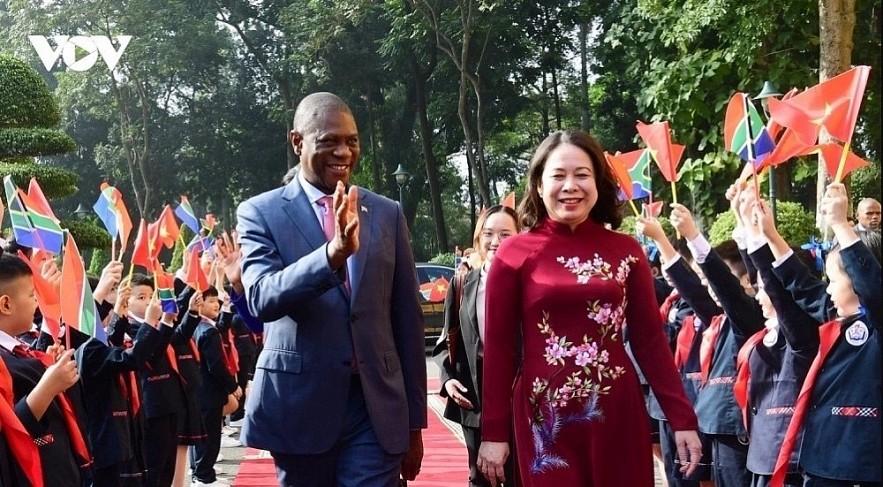 On December 14, Vice President Vo Thi Anh Xuan chairs an official welcome ceremony for Deputy President of South Africa Paul Mashatile on his working visit to Vietnam.