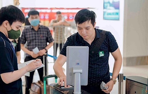 Passengers use biometric authentication application when checking in at Noi Bai International Airport (Photo: VNA)
