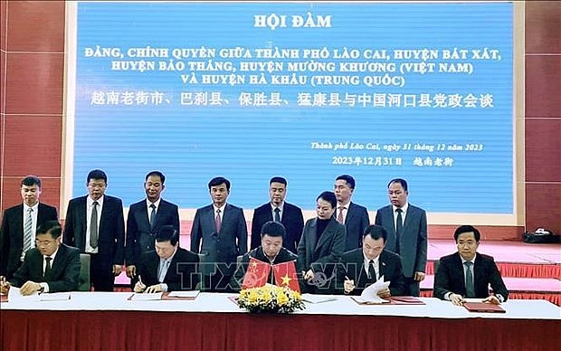 Localities in the northern mountainous border province of Lao Cai and Hekou district in China’s Yunnan province will bolster collaboration in the areas of economy, trade, and industrial parks in the time to come. (Photo: VNA)