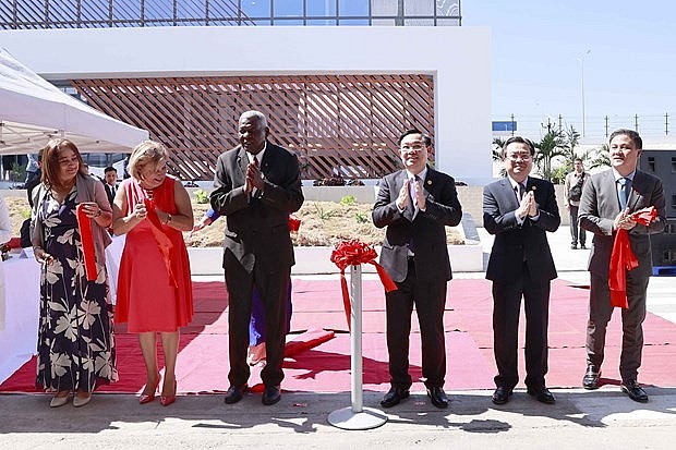 National Assembly Chairman Vuong Dinh Hue (third from right) and President of the National Assembly of People's Power of Cuba Esteban Lazo Hernandez (fourth from right) cut ribbon to inaugurate  Suchel – TBV washing powder factory (Photo: VNA)