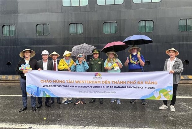 cruise ship brings over 2000 foreign tourists to da nang