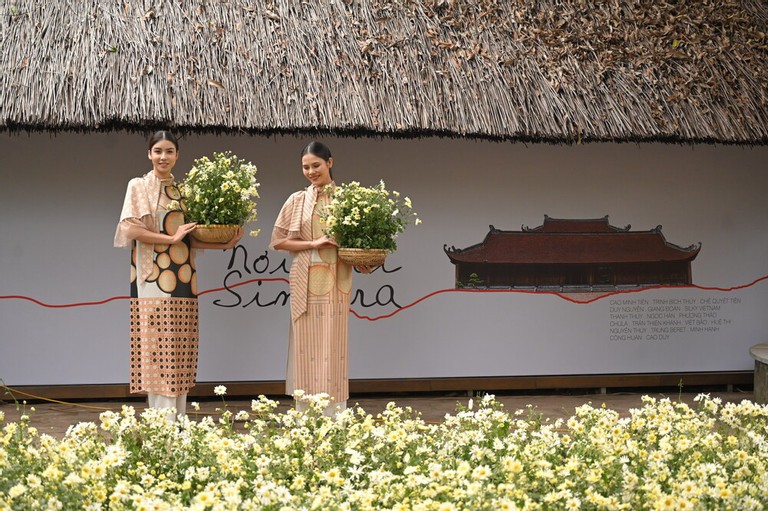 Van Mieu - Quoc Tu Giam Showcases The First 3D Mapping Light With Ao Dai Performance