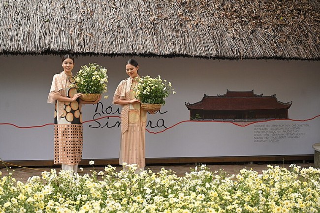 Van Mieu - Quoc Tu Giam Showcases The First 3D Mapping Light With Ao Dai Performance