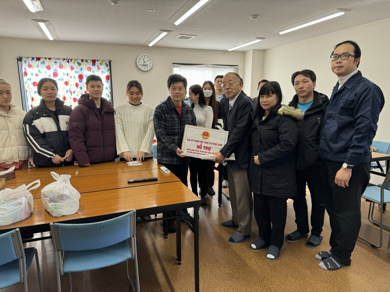 embassy visits vietnamese in quake hit ishikawa prefecture of japan