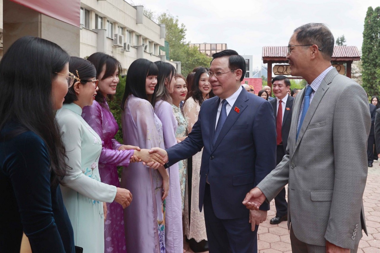 National Assembly Chairman Vuong Dinh Hue visited the Vietnamese community during his visit to Bulgaria, September 2023. (Source: Vietnamese Embassy in Bulgaria)