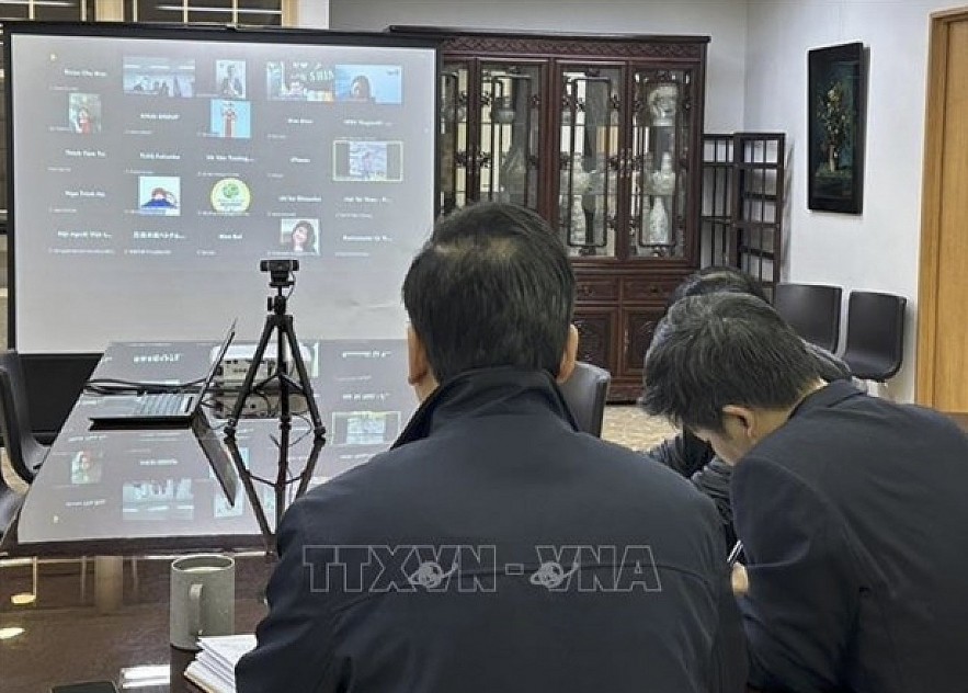 Representatives from the Vietnamese Embassy in Japan and associations join the online meeting. (Photo: VNA)