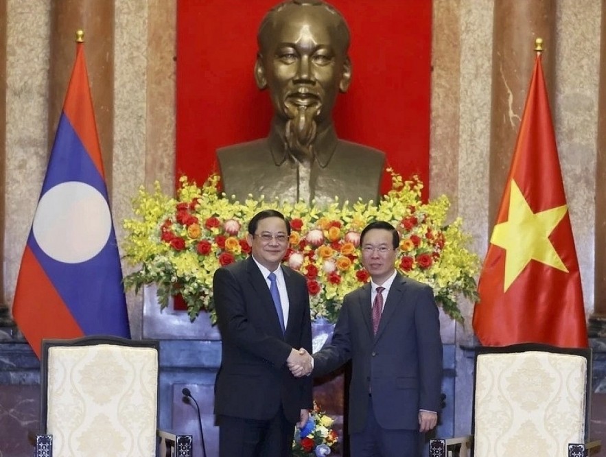 Vietnamese State President Vo Van Thuong (R) and Lao Prime Minister Sonexay Siphandone during their meeting in Hanoi on January 6.