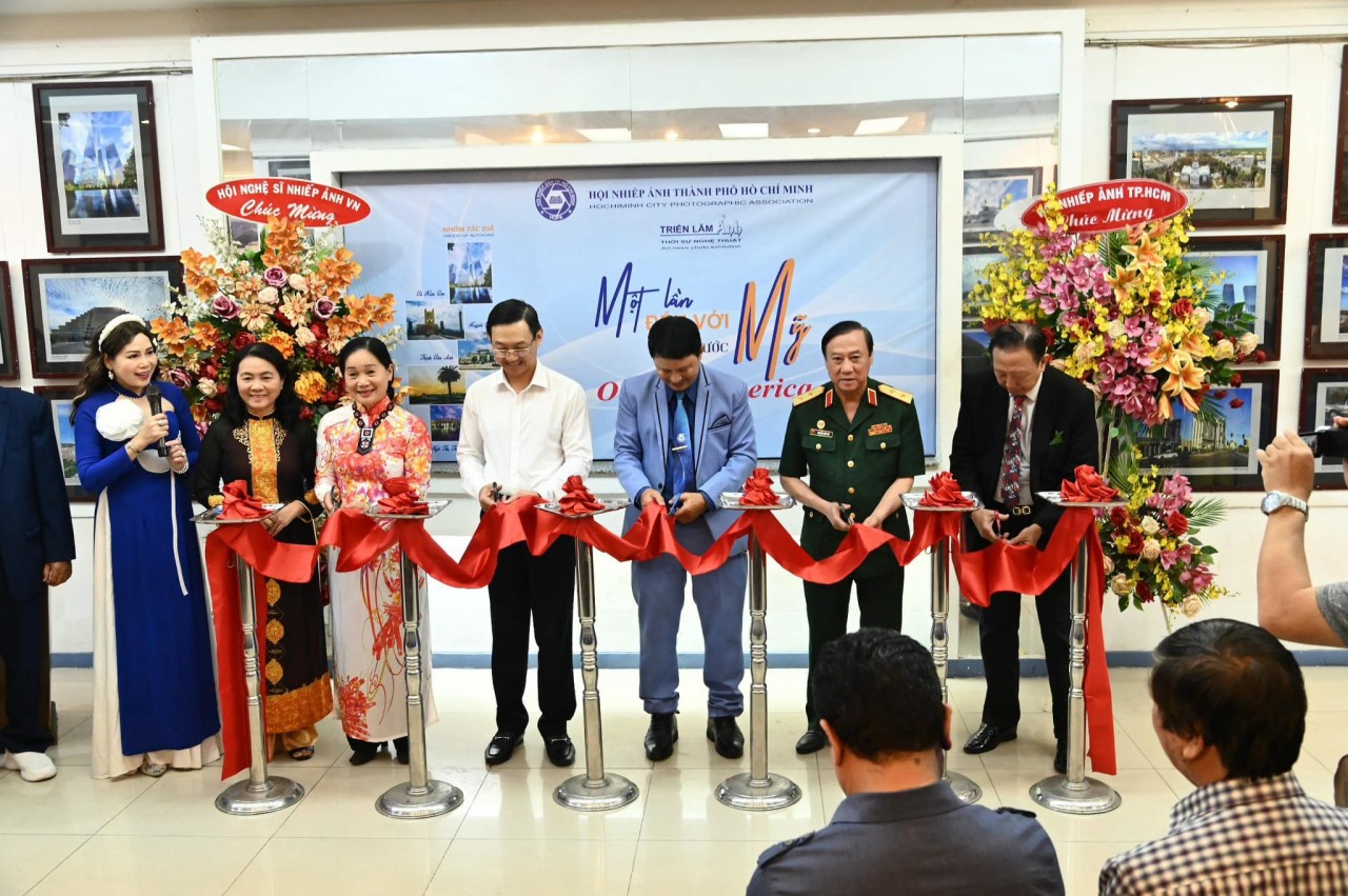 exhibition enhances vietnamese peoples understanding about the uss iconic landscapes