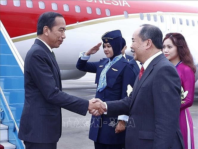 Chairman of the President Office Le Khanh Hai (R) welcomes President Joko Widodo at Noi Bai International Airport in Hanoi upon the latter's arrival for a three-day official visit to Vietnam on January 11. (Photo: VNA)