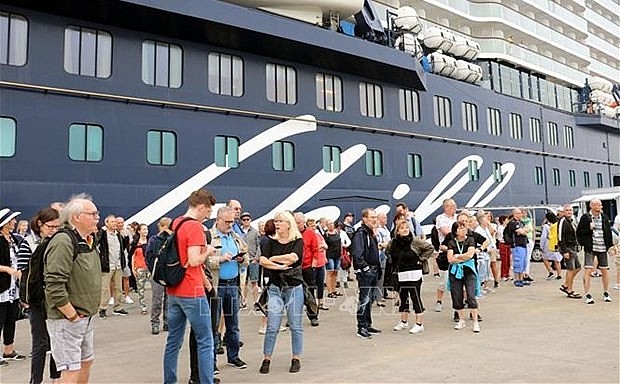 Foreign tourists at the Ha Long International Cruise Port. (Photo: VNA)