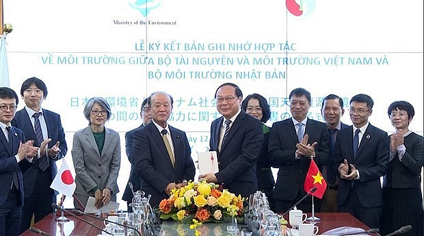 Japan’s State Minister of the Environment Yagi Tetsuya, and Vietnamese Deputy Minister of Natural Resources and Environment Le Cong Thanh at the signing ceremony of MoU on environment between the two ministries. (Photo: baotainguyenmoitruong.vn)