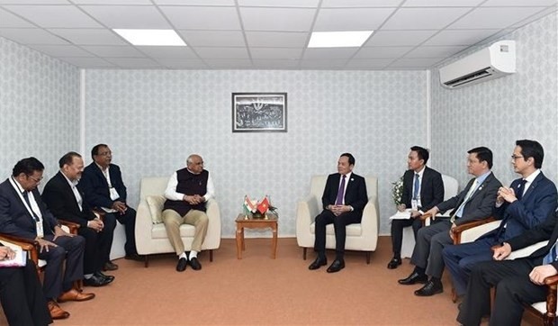 Deputy Prime Minister Tran Luu Quang (R) receives Chief Minister of India’s Gujarat state Bhupendra Patel. Photo: VNA