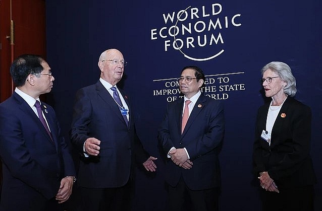 Prime Minister Pham Minh Chinh (second from right) and Professor Klaus Schwab, founder and chairman of the WEF. (Photo: VGP)