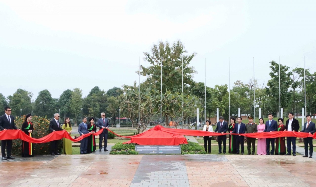 vietnam indonesia hold handover ceremony of miniature borobudur temple in bac ninh province