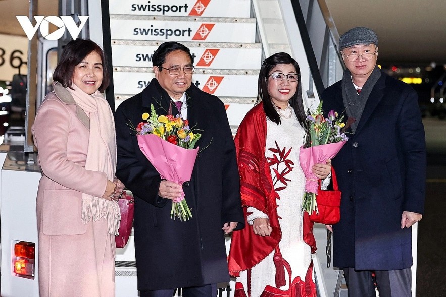 Vietnamese Prime Minister Pham Minh Chinh (second from left) and his wife arrive in Zurich, Switzerland, for the 54th annual meeting of the World Economic Forum 2024.