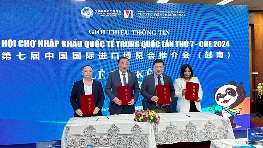Representatives of Vietrade and  Chinese agencies sign a memorandum of understanding on enhancing cooperation in trade activities at the press briefing in Hanoi on January 16 (Photo: VNA)