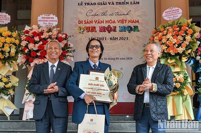 Painter Lai Lam Tung is honoured with the Award of Excellence. Photo: NDO