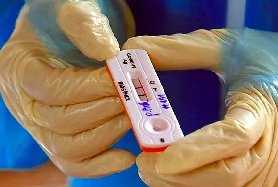 A cartridge showing a positive test result for COVID-19. (Photo: VNA)
