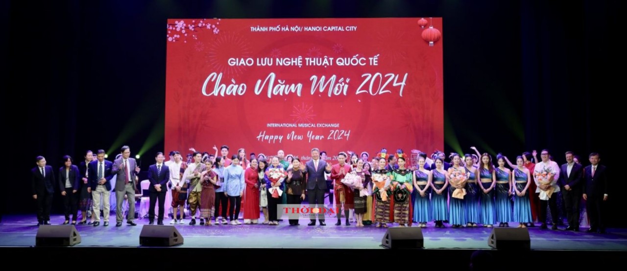 The program attracted the attention of nearly 500 audiences in the capital with art performances imbued with the traditional and contemporary cultural identities of Vietnam as well as 7 other countries including America, Japan, Mongolia, China, Philippines, Indonesia and Laos. Photo: Thoi Dai