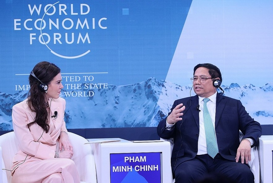 Vietnamese Prime Minister Pham Minh Chinh (r) shares ASEAN's experience lessons with the moderator of the discussions.
