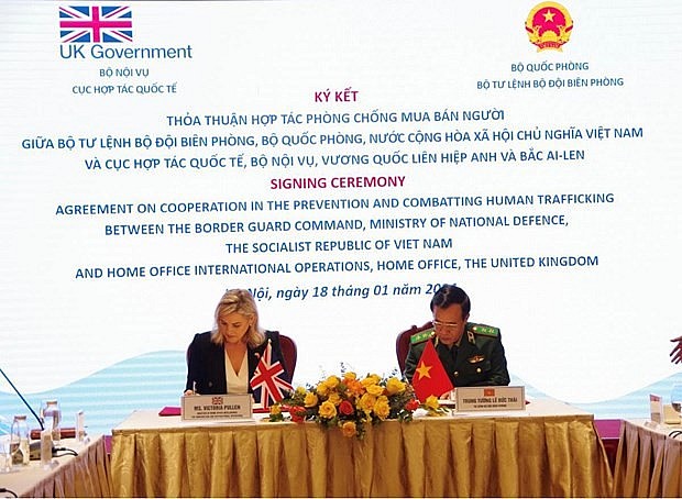 Commander of the Border Guard Command Lieutenant General Le Duc Thai and Head of Home Office International Operation of the UK’s Home Office Victoria Pullen at the signing ceremony. (Photo: bienphong.com.vn)