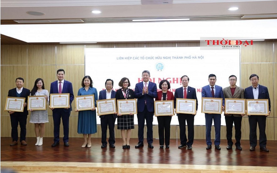 Vice Chairman of Hanoi People's Committee Nguyen Manh Quyen awarded certificates of merit to 11 groups with outstanding achievements in people's foreign affairs in 2023.