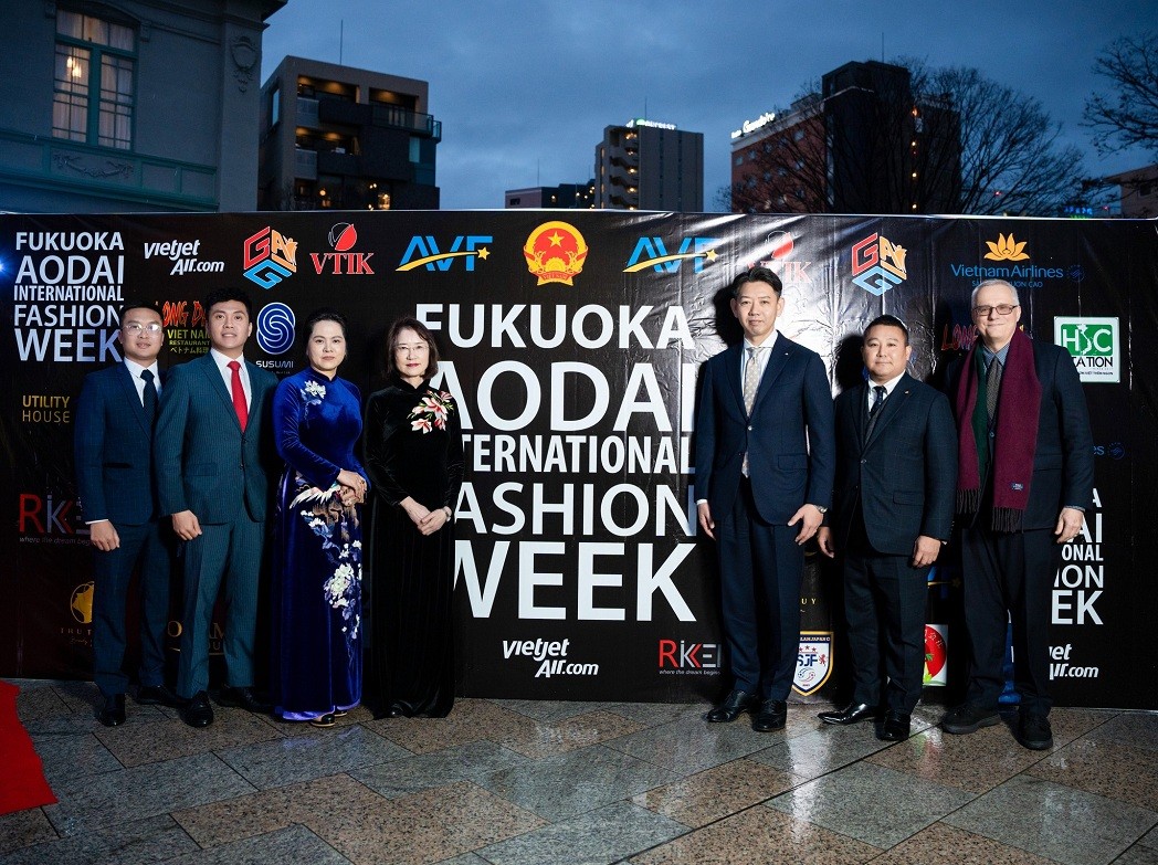 vietnamese ao dai fashion week held in japans fukuoka