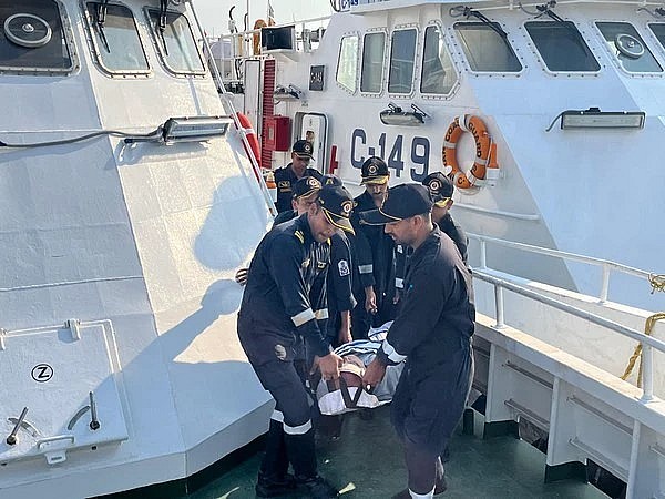 Indian Coast Guard carries out mid-sea evacuation off Diu coast