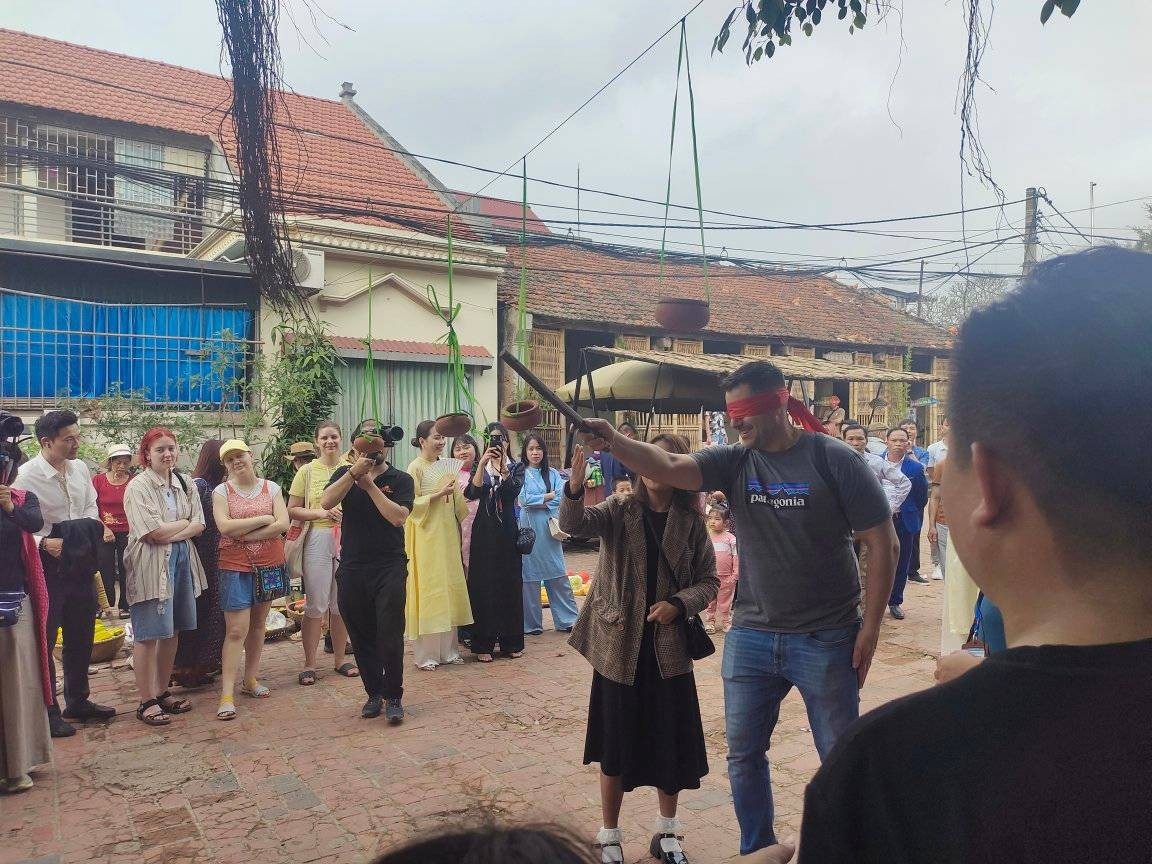 Foreign Diplomats Experience Vietnamese Tet at Duong Lam Ancident Village