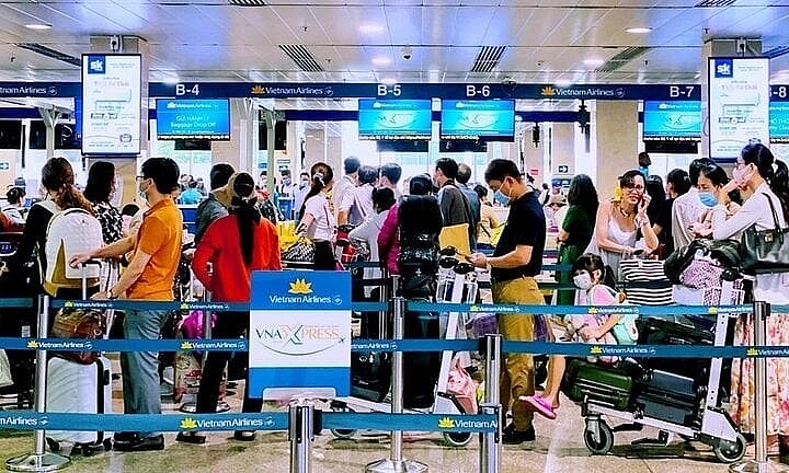 Passengers line up for check-in services at an airport. (Photo: VTCNews)