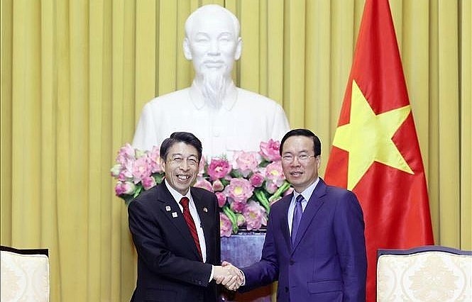 President Vo Van Thuong (R) welcomes Governor of Japan’s Fukuoka prefecture Hattori Seitaro.