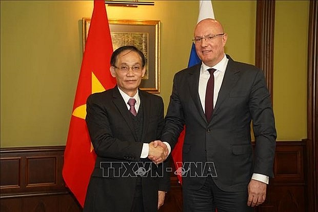 Secretary of the Communist Party of Vietnam (CPV) Central Committee and head of its Commission for External Relations Le Hoai Trung and Deputy Prime Minister Dmitry Chernyshenko who is also co-chair of the Vietnam-Russia Inter-Governmental Commission on Economic, Trade, Scientific and Technological Cooperation. (Photo: VNA)