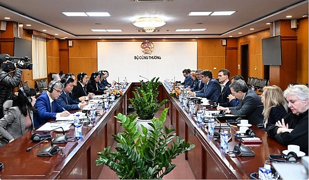 Deputy Minister of Industry and Trade Nguyen Sinh Nhat Tan meets with Parliamentary State Secretary at the Federal Ministry for Economic Affairs and Climate Action Michael Kellner in Hanoi on January 23. (Photo: The Courtesy of Industry and Trade)